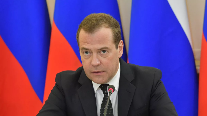 Медведев провёл в ЛНР совещание по безопасности