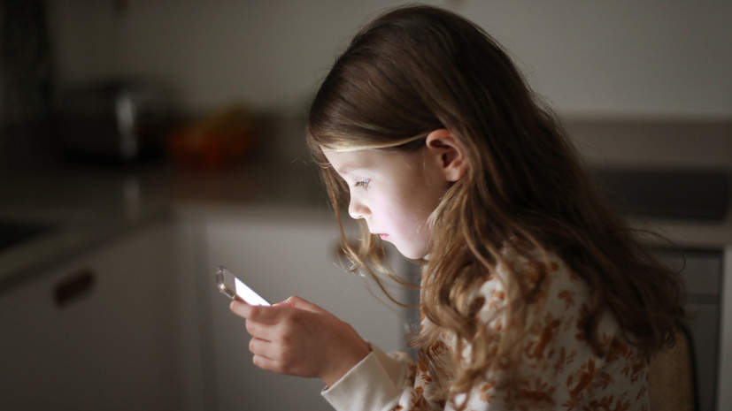 В Роскачестве рассказали, как выбрать первый телефон для ребёнка