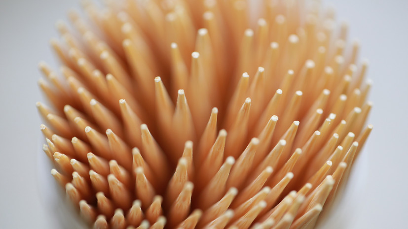 Стоматолог Жук напомнил о рисках постоянного использования зубочисток