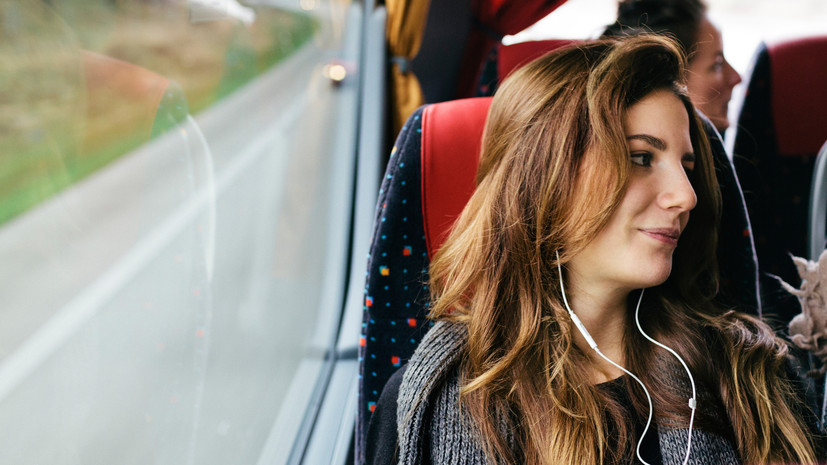 Врач Маневич назвал внутриканальные наушники вредными для здоровья