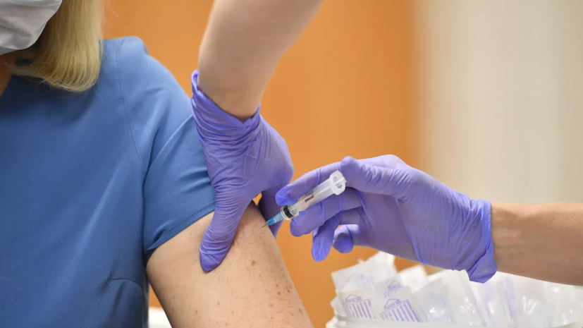 Инфекционист Мескина посоветовала вакцинироваться от COVID-19 в преддверии сезона простуд