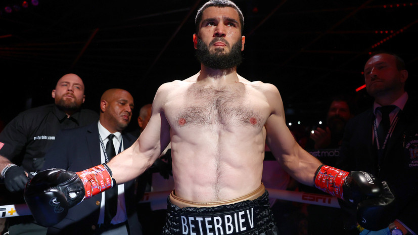Бетербиев рассказал о травме и переносе титульного боя