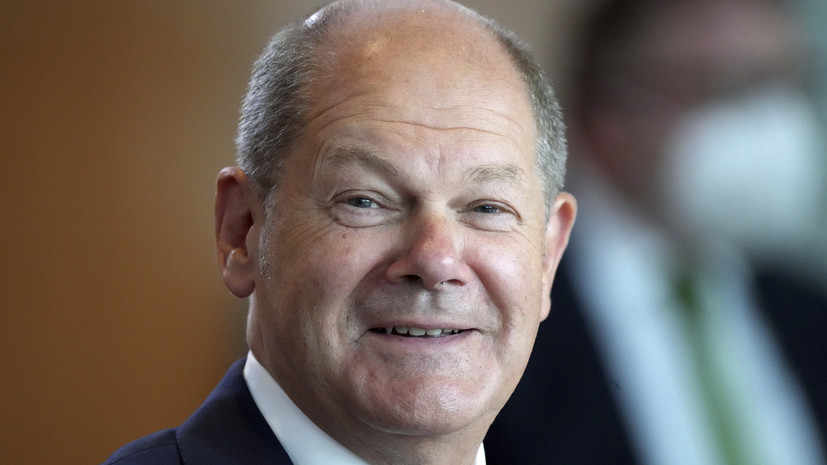 Две активистки разделись во время фотосессии с Шольцем в Берлине