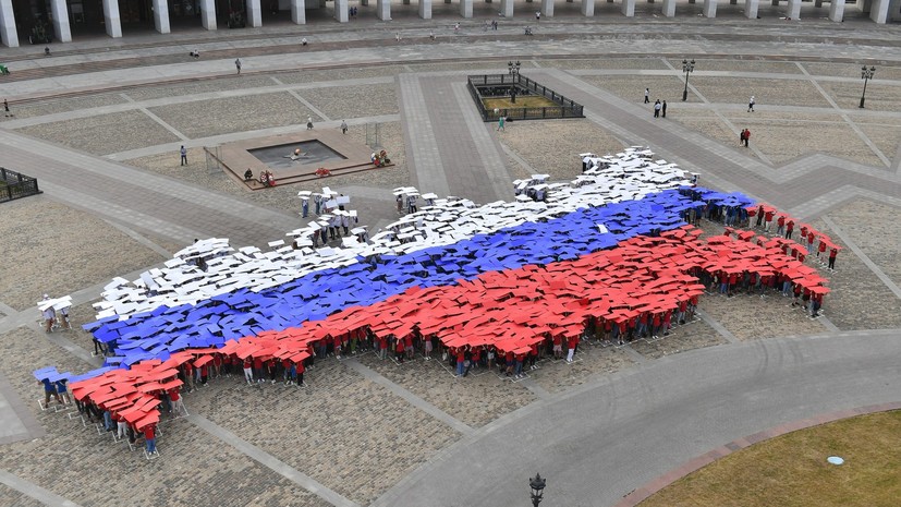 «Символ, который объединяет»: как в РФ и на освобождённых территориях отметили День флага России
