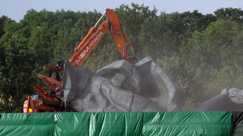 TVNET: при сносе памятника освободителям Риги раскололась скульптура «Мать-Родина»