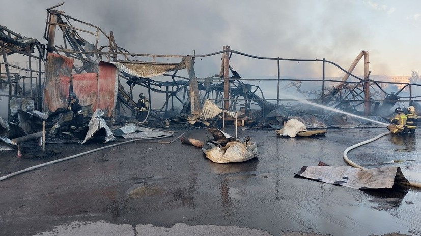 В Волжском загорелась крыша рынка