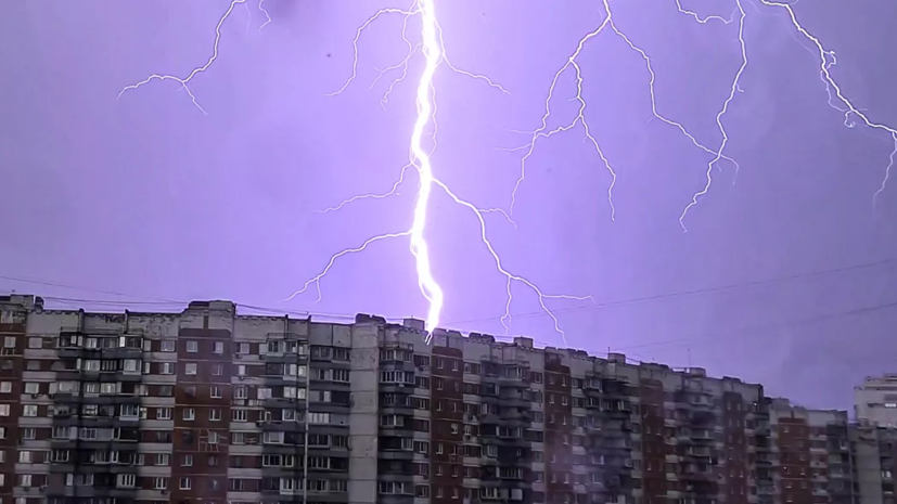 МЧС предупредило о грозе и сильном ветре в Москве