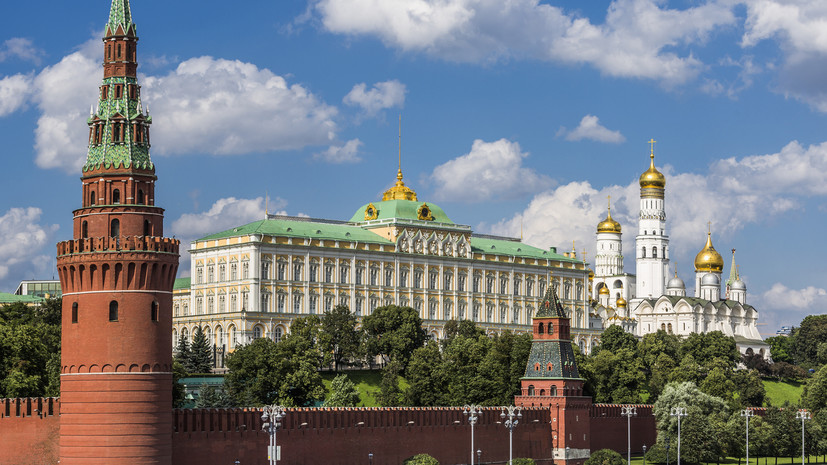 «Абсолютное отсутствие разума»: в Кремле прокомментировали готовность ЕС обсуждать визовые ограничения для россиян
