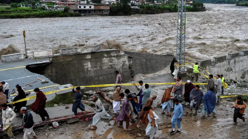 Более 1 тысячи человек погибли в результате наводнения в Пакистане