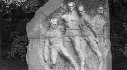 Памятник футболистам  — участникам Матча смерти в Киеве