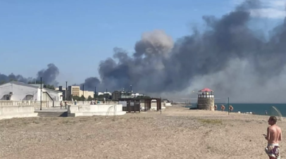 Дым от взрыва в крымском поселке Новофедоровка