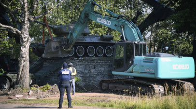 Демонтаж мемориального танка Т-34 в Эстонии