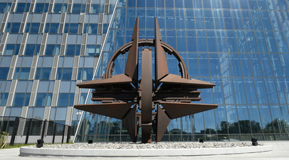 Монумент у штаб-квартиры НАТО в Брюсселе