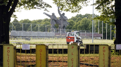 Демонтаж памятника освободителям Риги от немецко-фашистских захватчиков