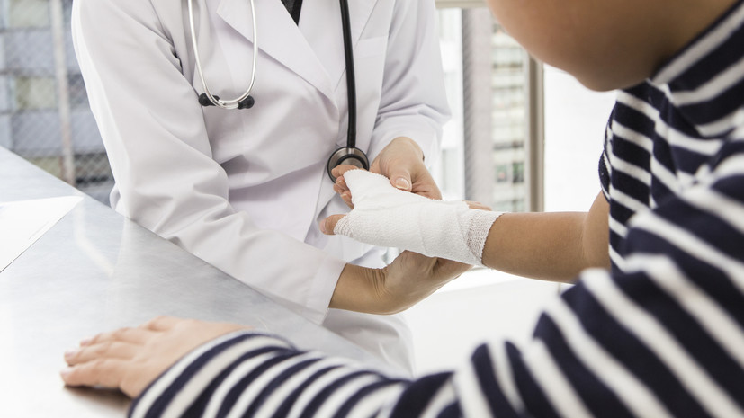 Аналитики назвали переломы и ушибы самыми распространёнными детскими травмами летом