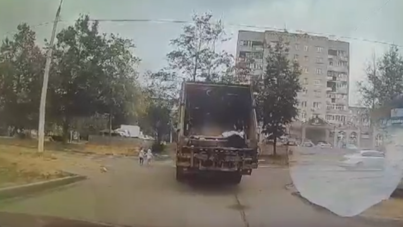 «Вне зоны пешеходного перехода»: в Подмосковье две девочки попали под колёса мусоровоза