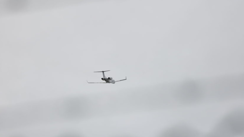 В США мужчина угнал частный самолёт и угрожает врезаться в магазин