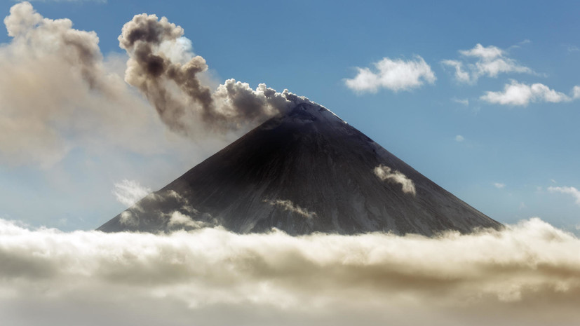 Вторая группа спасателей начала восхождение на вулкан Ключевской на Камчатке