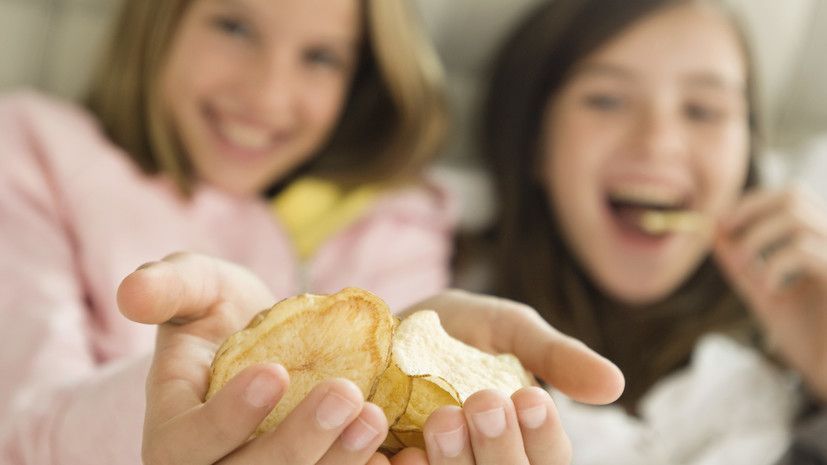 Диетолог Мещерякова назвала шоколад и чипсы неподходящими продуктами для детских перекусов