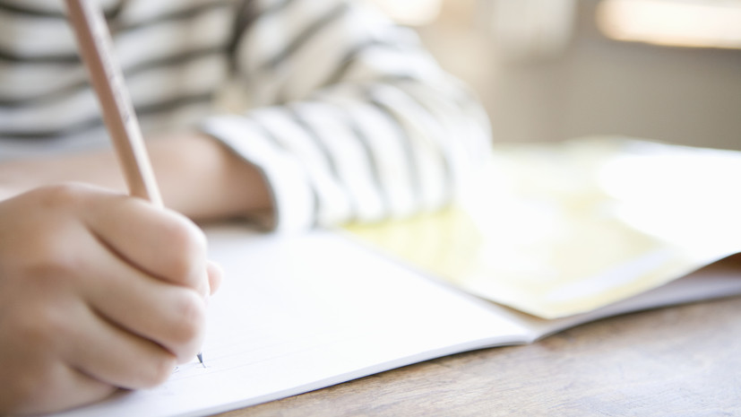 Психолог Макарова рассказала, что письмо от руки развивает детский интеллект
