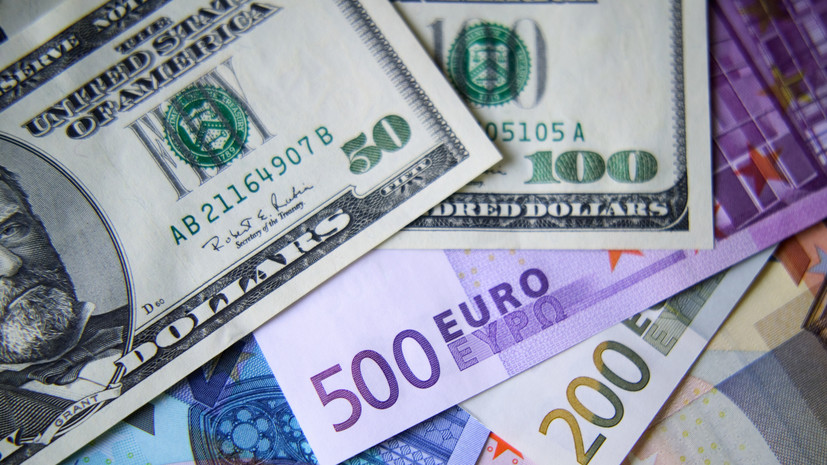 Орешкин: доллар и евро необходимо менять на рубль, а не на другие валюты