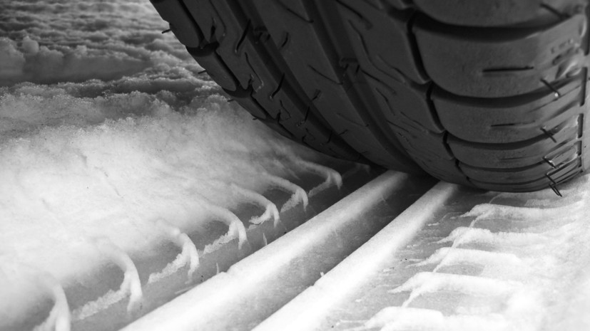 Автоэксперт Ракитин напомнил водителям о сезонном росте цен на зимние шины