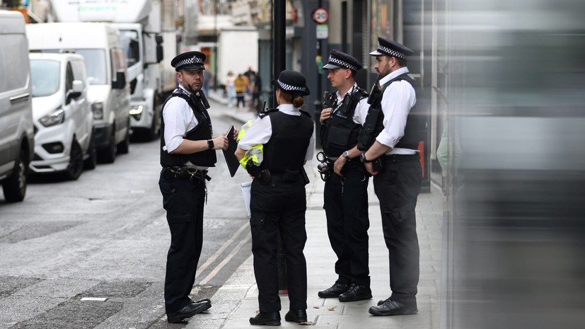Двое полицейских получили ножевые ранения в результате нападения в Лондоне