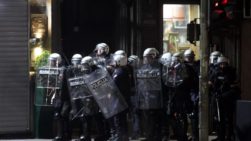 Blic: футбольные фанаты во время ЛГБТ-парада в Белграде напали на полицейских
