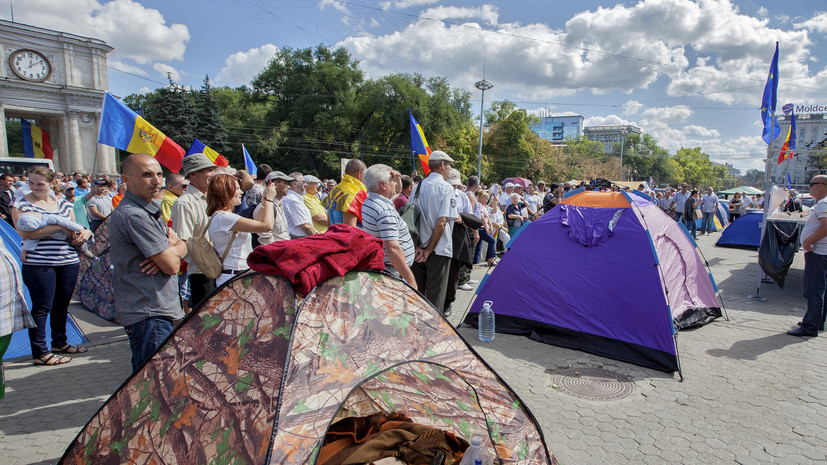 Молдавские протестующие начали строить палаточный городок у здания парламента страны