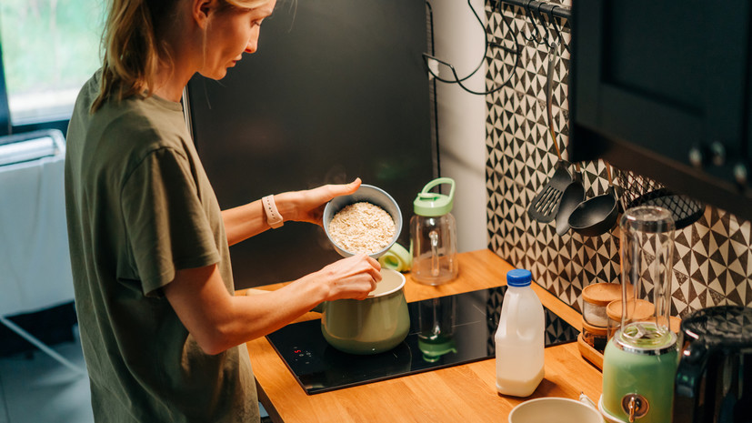 Диетолог Соломатина посоветовала есть овсянку на завтрак 2—3 раза в неделю