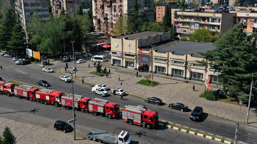 В Кутаиси спецназ вошёл в здание захваченного вооружённым мужчиной грузинского банка