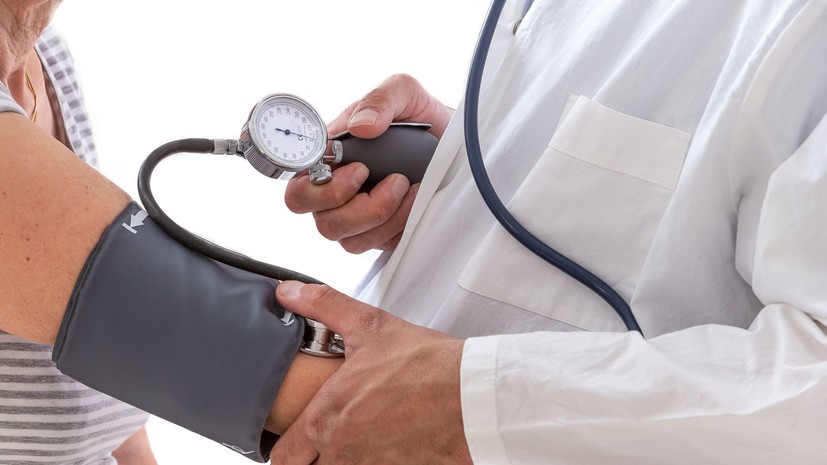 Гериатр Ткачёва рассказала, что давление выше 140 мм может привести к инфарктам у пожилых