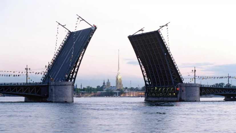 В Петербурге Дворцовый мост разведут под музыку Шостаковича в ночь на 25 сентября