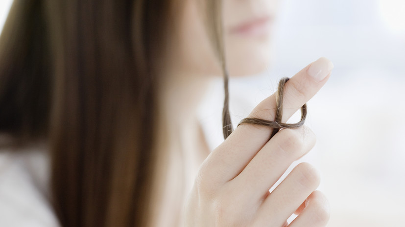 Дерматолог Галлямова предупредила, что накручивание волос повреждает их структуру