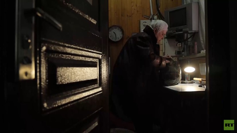 «Не хочу на шее сидеть»: 76-летняя консьержка из ЛНР 15 лет живёт в подъезде московского дома