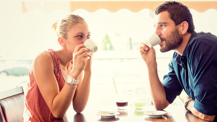 Психолог Аверс рассказала о языке жестов на первом свидании