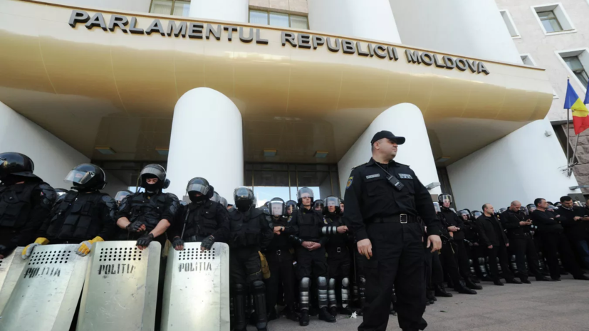 В Кишинёве полицейские заблокировали протестующим доступ к зданию администрации президента