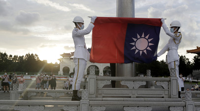 Soldiers raise the flag of Taiwan on the Square of Liberty in Taipei