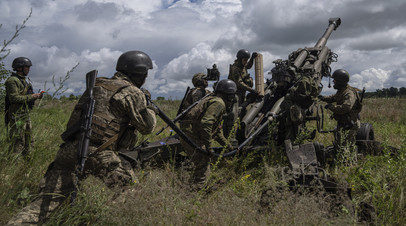 Украинские военные с американской гаубицей М777