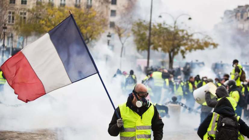 «Жёлтые жилеты» проводят манифестацию в Париже в поддержку Джулиана Ассанжа