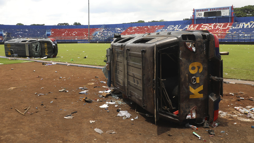 «Люди пытались спастись»: в Индонезии в давке после футбольного матча погибли не менее 125 человек