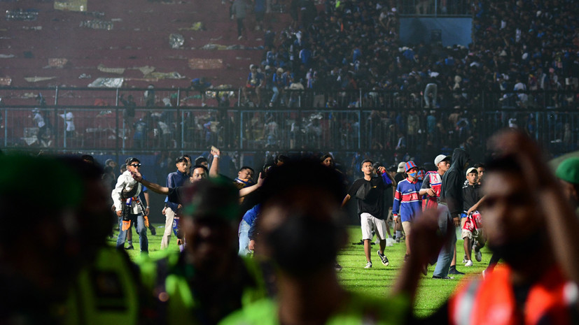 В результате давки на стадионе в Индонезии погибли 32 ребёнка