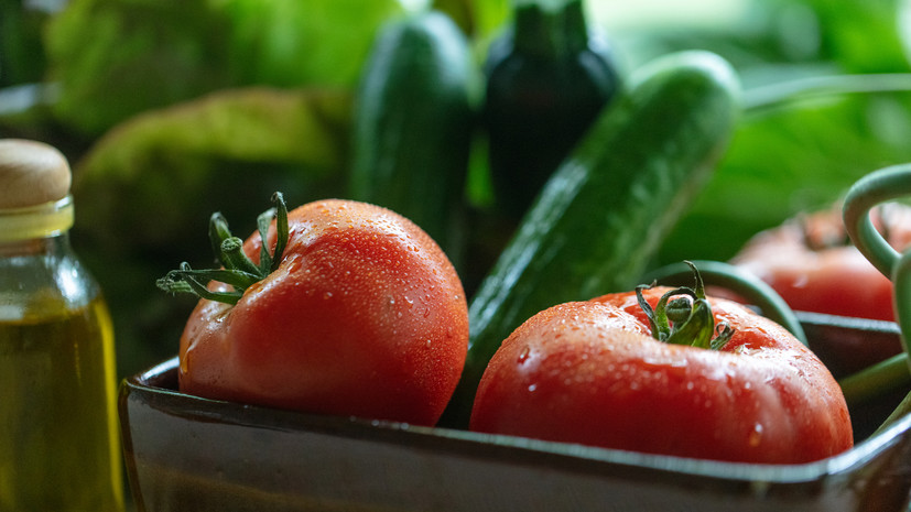 Диетолог Мухина посоветовала не замораживать огурцы и помидоры