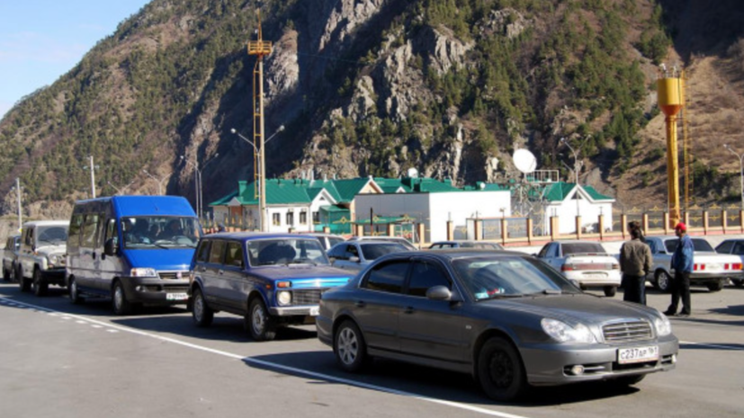 ТАСС: очереди из легковых машин и людей исчезли на границе России с Грузией