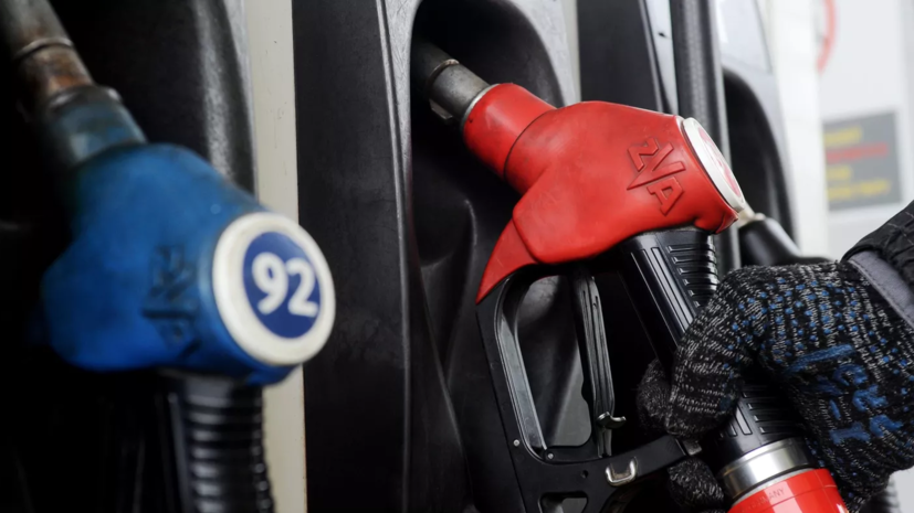В Болгарии сообщили, что поставщики топлива из России выведены из-под санкций до 2024 года