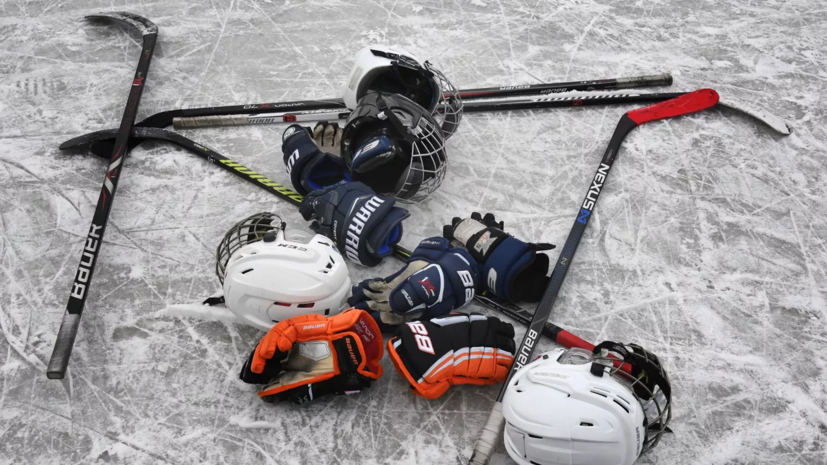 Детский тренер ударил юного хоккеиста клюшкой после тренировки в Москве