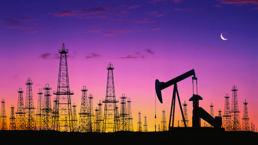 Bloomberg: Россия может сократить добычу нефти в ответ на введение Западом потолка цен