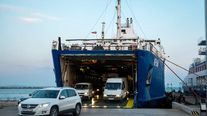 Паром с 16 грузовиками отправился в первый рейс из Крыма
