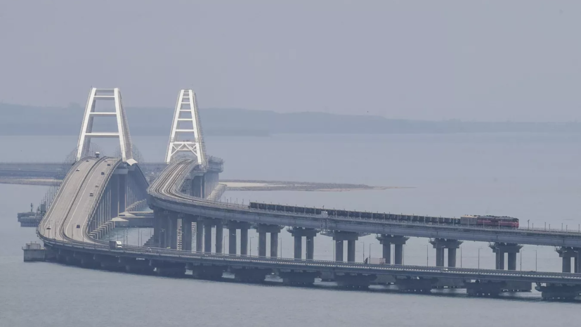 Хуснуллин сообщил о запуске движения по двум автомобильным полосам Крымского моста