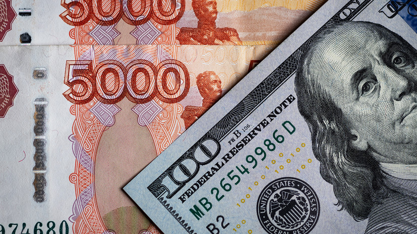 Впервые за три месяца: курс доллара на Мосбирже превысил 63 рубля